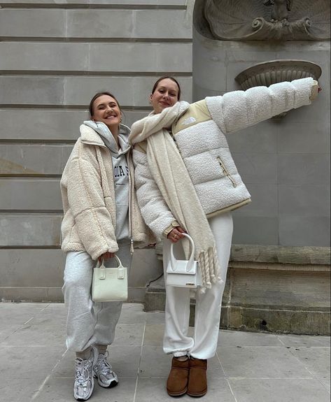 Big White Jacket Outfit, Puffer Jacket Outfit Biege, White Puffer Outfit Winter, Chunky Jacket Outfit, Elegant Puffer Jacket, White Oversized Jacket Outfit, White Padded Jacket Outfit, Cream Puffer Jacket Outfit Winter, Creme Puffer Jacket Outfits