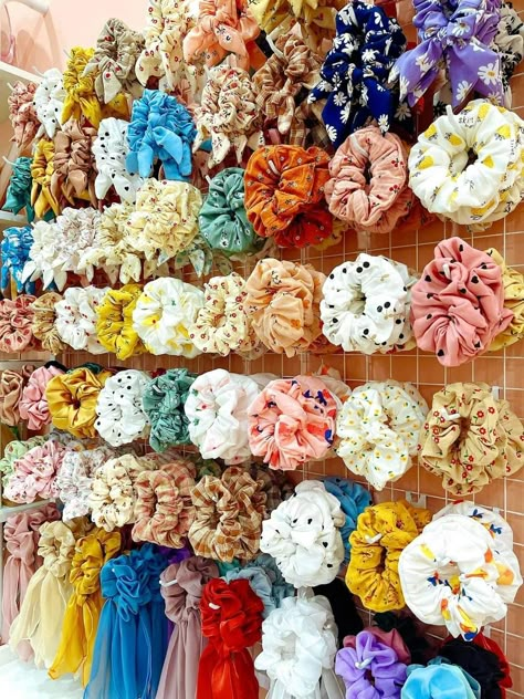 Scrunchies Display Ideas, Pop Up Market Display Ideas, Scrunchie Business, Clothing Boutique Interior, Hair Accessories Display, Scrunchie Holder, Diy Gifts To Sell, Crochet Store, Fancy Shop