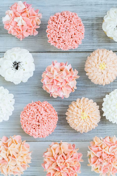 Floral Frosting Cupcakes - Sugar and Charm - sweet recipes - entertaining tips - lifestyle inspiration Easy Cupcake Frosting, Dessert Bord, Cupcake Receptek, Hydrangea Cupcakes, Frost Cupcakes, Cupcakes Flores, Frosting Cupcakes, Cupcakes Design, Boozy Cupcakes