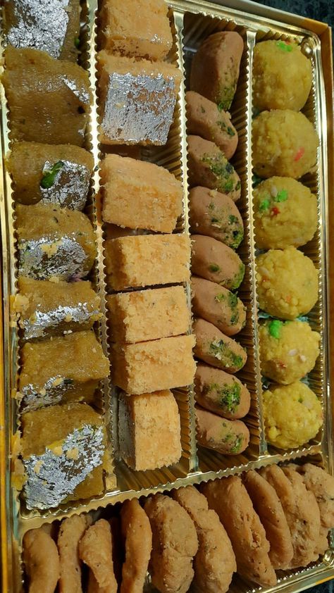 Indian Sweets Box, Food Charcuterie Board, Coconut Barfi Recipe, Coconut Barfi, Peda Recipe, Barfi Recipe, Gulab Jamun Recipe, Variety Food, Appetizer Board