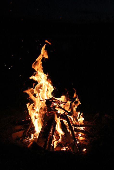 Nevroz Piroz Be, Campfires Photography, Fogo Gif, Fire Gif, Candle Fire, Winter Fire, Camping Fire, Fire Image, Night Gif