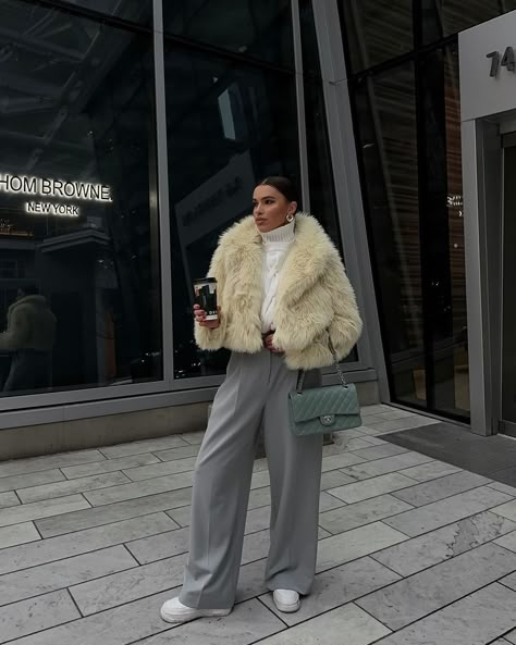 White Fur Coat Outfit, Faux Fur Coats Outfit, Fur Jacket Outfit, White Fur Jacket, Fur Outfit, White Faux Fur Coat, Fur Coat Outfit, Short Coats, White Fur Coat