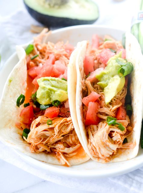 Summer Slow Cooker Recipes, Slow Cooker Shredded Chicken, Slow Cooker Chicken Tacos, Shredded Chicken Tacos, Weight Watcher Meals, Chicken Taco Recipes, Weight Watchers Chicken, Ww Meals, Slow Cooker Tacos