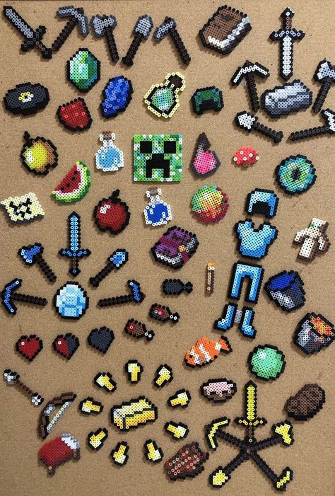 Peeler Bead Ideas Minecraft, Bead Art Minecraft, Perler Bead Art Minecraft, Minecraft Bead Art, Pyssla Ideas Minecraft, Beads Perler Ideas, Peeler Bead Minecraft, Cute Bead Art, Small Pearled Bead Designs