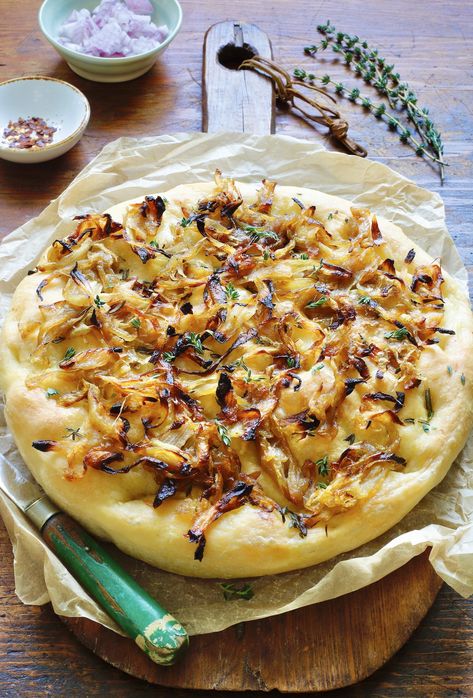 Focaccia with Caramelized Onions and Thyme - Marilena's Kitchen Chocolate Hazelnut Croissant, Onion Focaccia, Make Focaccia, Bread No Knead, Mediterranean Cooking, Farro Salad, Cool Recipes, Flat Breads, Onion Dip