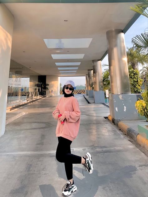 klik gambar Outfit Jogging Hijab Legging, Ootd Crewneck Oversize Hijab, Ootd Celana Leging, Ootd Leging, Ootd Sweater Oversize Hijab, Style Olahraga Hijab, Sweater Oversized Hijab, Oversized Outfit Hijab, Leggings Outfit Korean