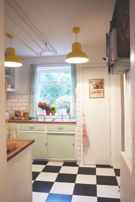 Before & After: 1950's Kitchen Renovation Gets A Modern Update 1950’s Kitchen, 50s Kitchen, Model Dapur, Checkered Floor, 1950s Kitchen, Kabinet Dapur, Bright Kitchens, Kitchen Renovations, Kitchen Diner