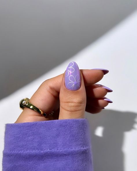 lilac chrome topped with sparkly flower outlines 🔮🌸☁️✨ rings from @luvaj 🫶 #nails #nailinspo #lilacnails #summernails #nailart #naildesign #nailinspiration Lilac Chrome, Nails With Flower Design, Nails Lilac, Uñas Ideas, Lilac Nails, Flower Outline, Flower Nail Designs, Vibrant Nails, All Nails