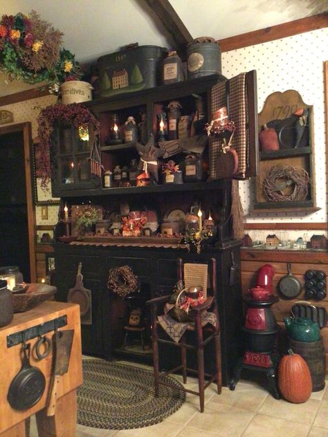 Primitive Hutch Decorating Ideas, Primitive Kitchen Decorating Ideas, Primitive Dining Room Ideas, Primitive Porch, Cozy Country Home, Homestead Home, Primitive Country Kitchen, Primitive Home Decorating, Primitive Dining Room