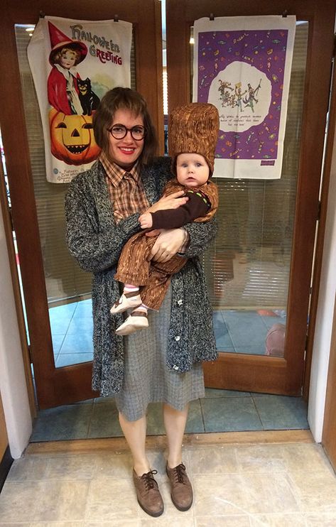 ClaireSanders.net: Halloween 2016: Twin Peaks Log Lady & Log costume Log Lady Costume, Twin Peaks Cosplay, Twin Peaks Halloween Costume, Log Lady Twin Peaks, Twin Peaks Costume, Twin Peaks Laura, Crazy Halloween Costumes, Log Lady, Twin Halloween