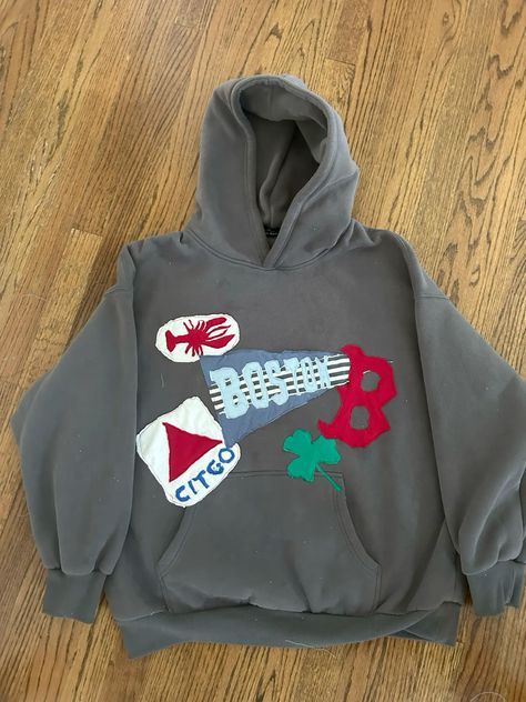 Patchwork Embroidery Hoodie, College Pennant Hoodie, College Hoodie Design, College Patchwork Hoodie, Diy Embroidered Hoodie, Patchwork College Sweatshirt, Hoodie Stitching Ideas, Diy College Sweatshirt, Patchwork Hoodie Ideas