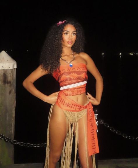 Black Disney Costumes, Moana Womens Costume, Hot Moana Halloween Costume, Curly Head Halloween Costumes, Costumes For Curly Hair Halloween, Moana Inspo Outfit, Halloween Costumes Women Curly Hair, Costumes With Curly Hair, Halloween Costumes With Curly Hair