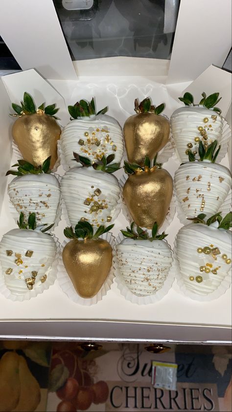 Tuxedo Strawberries, White Chocolate Covered Strawberries, New Years Eve Dessert, Japanese Food Sushi, 50th Anniversary Cakes, Blue Strawberry, Candy Bouquet Diy, Gold Candy, Birthday Chocolates