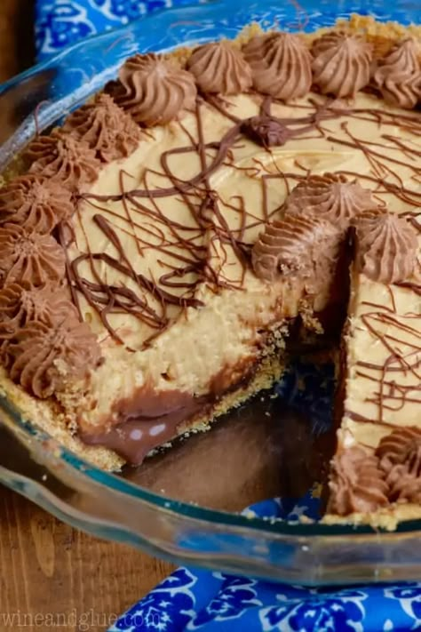 This Peanut Butter Cup Pie recipe has layer upon layer of amazingness! Peanut butter lovers, this peanut butter pie recipe is for you! Make it for someone you love! Peanut Butter Cup Pie Recipe, Peanut Butter Cup Pie, Peanut Butter Recipes Easy, Cup Pie, Easy Peanut Butter Pie, Peanut Butter Pie Recipe, Butter Pie Recipe, Butter Desserts, Chocolate Chip Cookie Cake