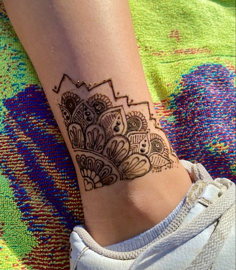 Henna Designs On Foot, Calf Henna, Henna Small Designs, Henna On Thigh, Ankle Henna Designs, Tattoo Ideas Henna, Ankle Henna, Henna Business, Hannah Tattoo