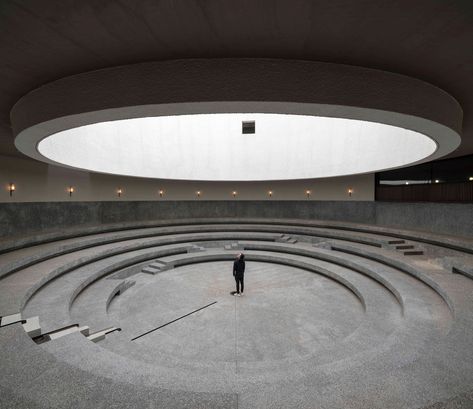 Neri&Hu completes Aranya Art Center in Qinhuangdao Neri And Hu, Neri Hu, Brutalist Architecture, Chinese Architecture, Design Del Prodotto, Brutalism, Stage Design, Luxor, Art Center