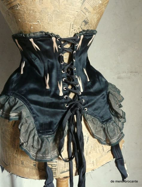 Vaudeville Costume, V Corset, Antique Corset, Korsett Top, Strega Fashion, Corset Costumes, Lacey Tops, Goth Corset, Vintage Corset