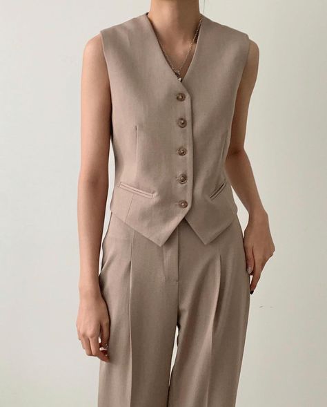 The Frankie Shop on Instagram: “Because it feels good to look sharp even at home! New arrivals #vest matching #pant #frankiegirl #thefrankieshop” Clothing Photoshoot, Womens Suit Vest, Fitted Waistcoat, Smart Casual Women, Waistcoat Woman, Cord Set, Waist Coat, The Frankie Shop, Frankie Shop