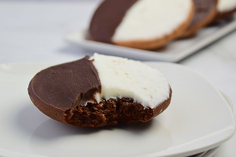 I love the idea of serving up nostalgic beloved local foods at the holidays, so I am going to do my best to help you get Half Moon Cookies delivered right to your doorstep. Moon Cookies Recipe, Half Moon Cookies Recipe, Half Moon Cookies, Xmas Gifts To Make, Cookies For Two, Recipes Using Cake Mix, Moon Cookies, Moon Pie, Half Moons