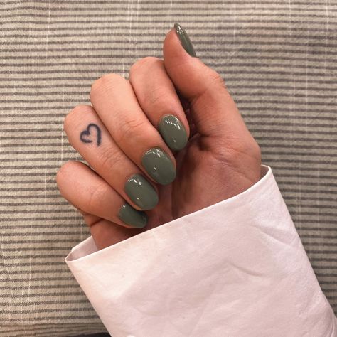 Green round short nails Round Short Nails, Nails Rounded, Rounded Acrylic Nails, Short Round Nails, Latina Nails, Graffiti Nails, Nails Round, Green Acrylic Nails, Makeup Nails Designs