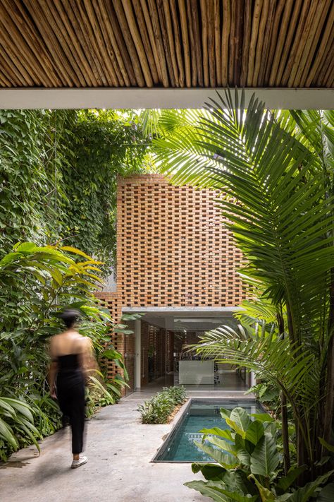 River Pavilion, Modern Tropical House, Tropical House Design, Tropical Architecture, Green Architecture, Brick Facade, Tropical House, Modern Tropical, Row House