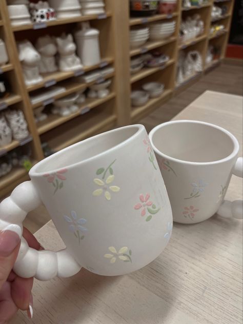 Mug Painting Inspo Aesthetic, Pastel Ceramics Aesthetic, Coffee Mug Painting Ideas Easy, Easy Ceramic Mug Ideas, Clay Cafe Painting Ideas Mugs, Simple Ceramic Mug Designs, Pastel Pottery Painting, Dainty Pottery Painting, Cute Pottery Mug Ideas