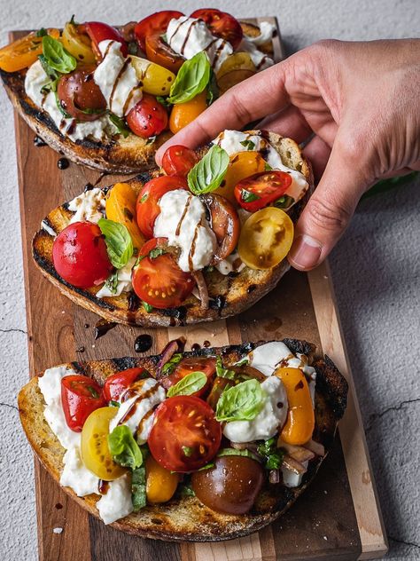 Bruschetta topped with cherry tomatoes, cheese and herbs. Bistro Lunch Ideas, Summer Burrata Board, Breakfast With Burrata, Recipes With Baratta, Italian Food Easy, Bruschetta Presentation, Burrata Filling Recipes, Bruchetta Buratta, Seasonal Summer Recipes