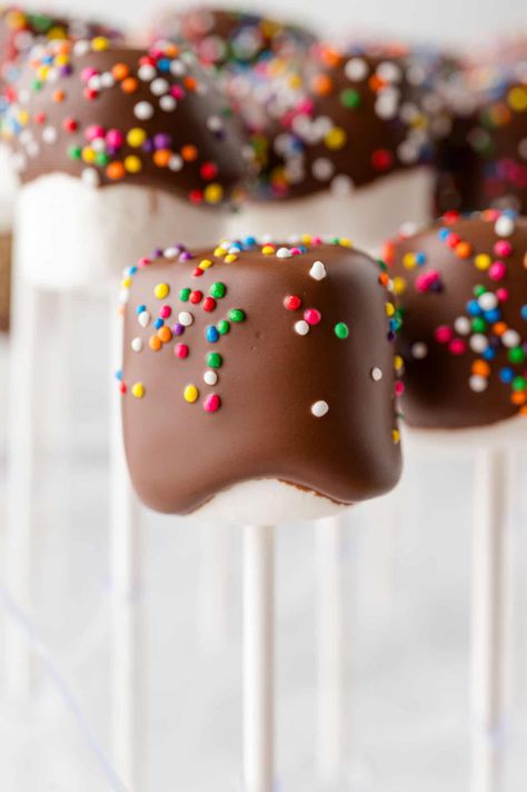 Looking for a super easy, last minute treat for birthdays or holidays? Chocolate covered marshmallows to the rescue! Kids (and grownups) love them and they're a cinch to put together. Chocolate Dipped Marshmallows Christmas, How To Make Skittles, Fun Bake Sale Ideas, Holiday Desserts To Sell, Easy Treats To Make And Sell, Easy Kid Recipes Fun No Bake, Marshmallow Covered In Chocolate, Quick And Easy Crafts To Sell, Chocolate Covered Sweets