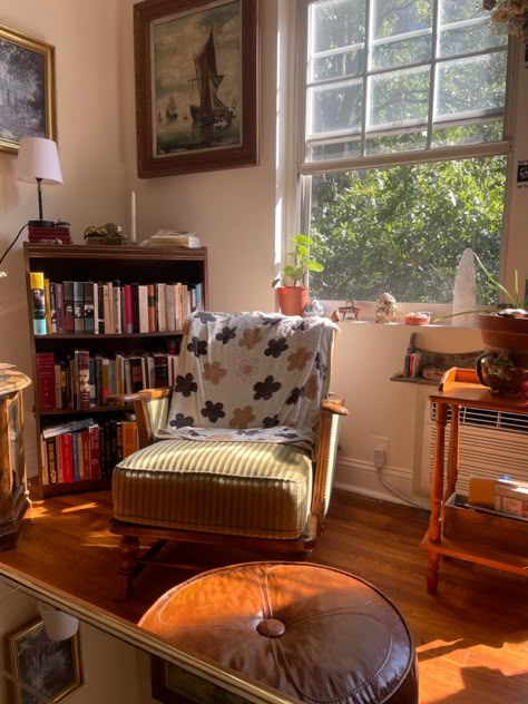 Library Aesthetic Living Rooms, Eclectic Reading Corner, Book Reading Chair Cozy Corner, Book Reading Corner Aesthetic, Vintage Reading Chair, Comfy Corner Chair, Vintage Reading Corner, Reading Spot In Bedroom, Comfy Chairs For Bedroom Cozy Corner