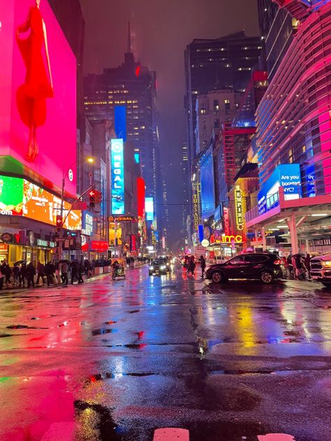 New york rainy at night middle of street New York Rain, New York Drawing, Neon Street, Happy Birthday Steve, Nyc At Night, Night In London, Hollywood Night, Empty Road, City Lights At Night