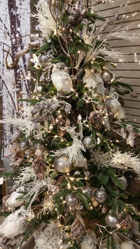 Snowy Owl tree Snowy Woodland Christmas Tree, Owl Christmas Tree Ideas, Owl Christmas Tree, Woodland Christmas Decor, Woodland Christmas Tree, Snowy Christmas Tree, Owl Christmas, Owl Tree, Flocked Christmas Trees Decorated