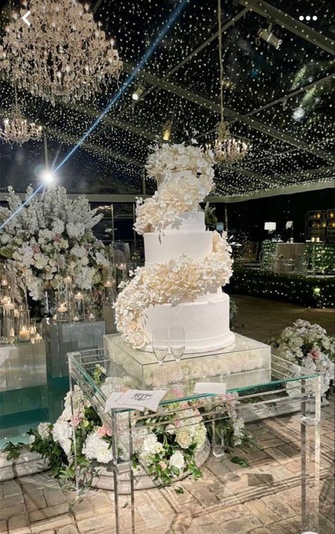 Extravagant Wedding Cakes, Dream Wedding Reception, Dream Wedding Cake, Extravagant Wedding, Dream Wedding Decorations, Arab Wedding, Dream Wedding Venues, Fancy Wedding, Dream Wedding Ideas Dresses