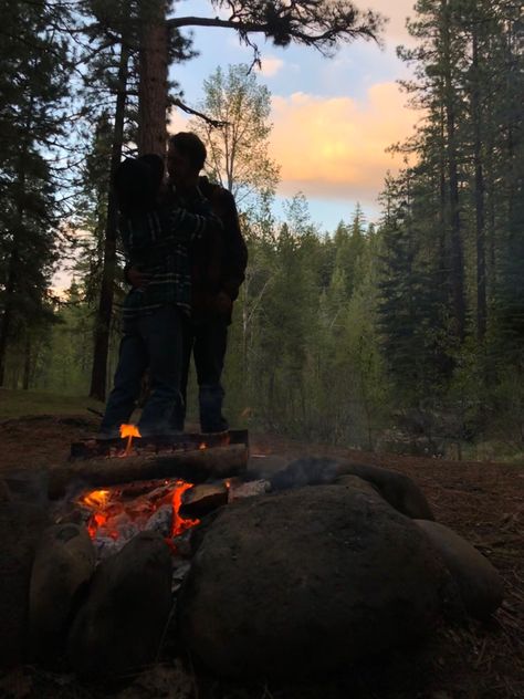 Camp Trip Aesthetic, Outdoor Date Aesthetic, Couple Life Aesthetic, Camp Love Aesthetic, Forest Date Aesthetic, Couple Nature Aesthetic, Camping Date Aesthetic, Couple In Nature Aesthetic, Family Camping Aesthetic