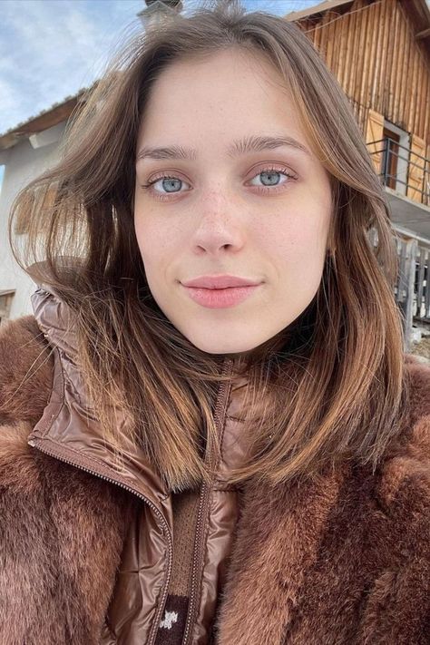 The French Girl Winter Skincare Routine you need to know to avoid dry skin this season! Twilight Autumn, Winter Skincare Products, French Beauty Routine, Seasonal Skincare, Winter Skincare Routine, Parisian Beauty, Winter Beauty Tips, French Beauty Secrets, French Girl Aesthetic