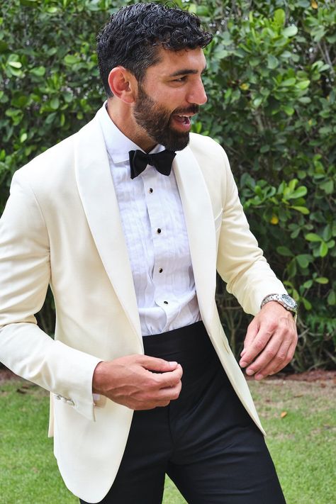 Men’s White Tuxedo Jacket, 2025 Aesthetics, Men Wedding Attire Guest, Suit For Groom, Mens Shirt And Tie, White Tuxedo Jacket, Elegant Bridal Bouquets, Off White Coat, Mens Formalwear