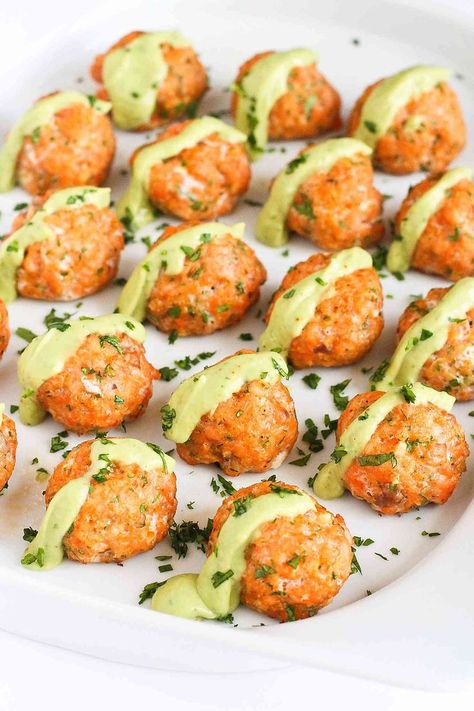 Baked Salmon Meatballs with Creamy Avocado Sauce...Fantastic flavor and packed with omega-3s! 295 calories and 6 Weight Watchers SmartPoints Avocado Sauce Recipe, Salmon Meatballs, Canned Salmon Recipes, Creamy Avocado Sauce, 24 Day Challenge, Avocado Sauce, Easy Seafood, Ideas Food, Food Party