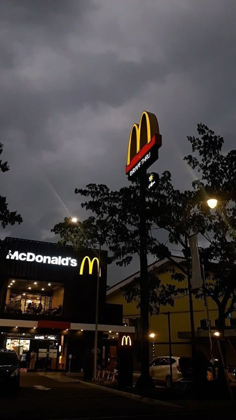 Mc Donald's, Naruto Wallpaper Iphone, Live Backgrounds, Space Phone Wallpaper, Foodie Instagram, Instagram Dp, Story Ideas Pictures, Night Scenery, Weird Dreams