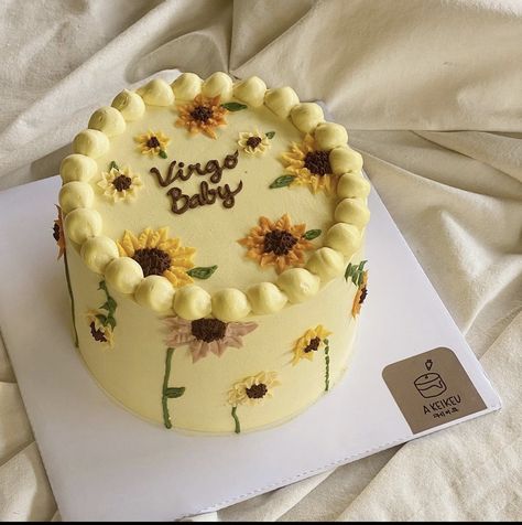 Sunflowers Cake Ideas, Sunflower Cake Aesthetic, Yellow Bday Theme, Birthday Cake Aesthetic Yellow, Yellow Aesthetic Cake, Sun Flower Cake Ideas, Birthday Cake With Sunflowers, Sunflower Bento Cake, Sunflower Mini Cake