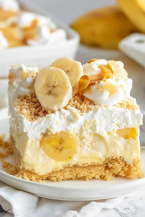 This dreamy banana pudding cake is quick, easy, and irresistible! The layers of yellow cake, pudding, fresh bananas, and crushed vanilla wafers are incredible. Banana Pudding With Cake, Banana Pudding Cake Easy, Banana Pudding Cake With Box Cake, Banana Ice Box Cake, Easy Banana Desserts, Banana Pudding No Bake, Banana Pineapple Cake, Banana Icebox Cake, Dip Recipes Dessert