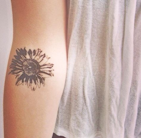 <3 Daisy Tattoo Designs, Tattoo Son, Sunflower Tattoo Shoulder, Hipster Tattoo, Daisy Tattoo, Sunflower Tattoos, Tiny Tattoo, Sunflower Tattoo Design, Tattoo Me