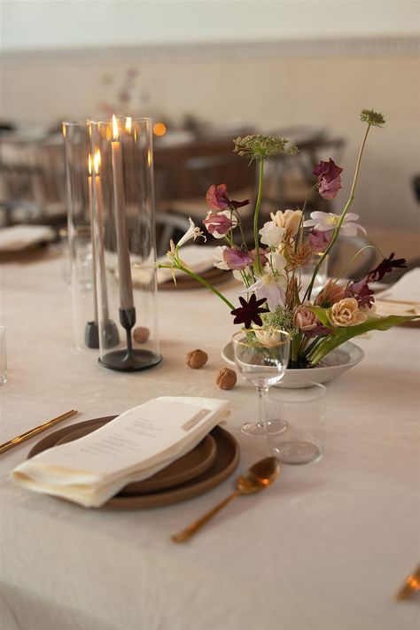 Moody Tablescape, Bud Vases Wedding, Books Photography, Art Gallery Wedding, Tablescape Ideas, Weddings By Color, Wedding Reception Inspiration, Restaurant Wedding, Fall Wedding Flowers