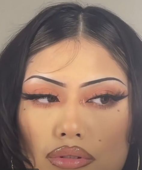 90s Latina Aesthetic Makeup, Chill Nails Acrylic, Chicana Eyebrows, Chicana Makeup Looks, Chula Makeup Look, 90s Chicana Makeup, Hispanic Girl Makeup, Cholo Makeup, 90s Chola Makeup