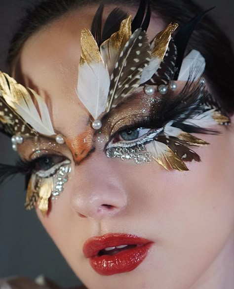 Eagle Makeup Halloween, Feather Eyebrows Tutorial, Bird Makeup Look, Owl Inspired Makeup, Makeup With Feathers, Bird Makeup Ideas, Feather Eye Makeup, Bird Eye Makeup, Mask Makeup Look