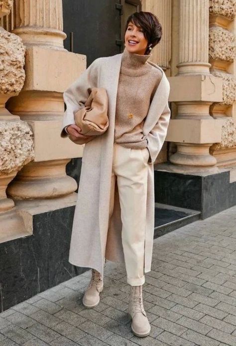 Beige Boots Outfit, Combat Boot Outfit, Pijamas Women, Classy Winter Outfits, Beige Outfit, Beige Coat, Street Style Chic, Coat Outfits, Mode Inspo