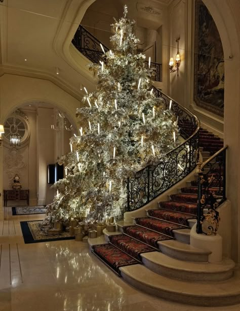 Rh Christmas Tree, Rich People Christmas Decor, Christmas Luxury Home, Rich Christmas Decor, Extravagant Christmas Party, Grand Christmas Tree, Christmas Tree With Big Ornaments, Amazing Christmas Decorations, Winter Wonderland Tree Christmas