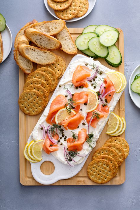 Lox Board Smoked Salmon, Charcuterie Board Smoked Salmon, Salmon Lox Charcuterie, Charcuterie Board Salmon, Smoked Salmon Tray, Smoked Salmon Crackers, Lox Charcuterie Board, Smoked Salmon Charcuterie Board, Smoked Salmon Charcuterie