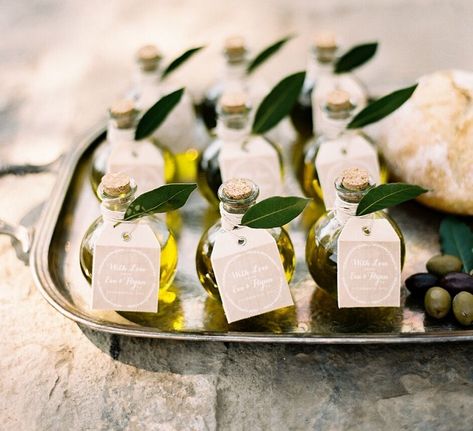 Olive Oil Souvenir, Wedding Olive Theme, Classy Wedding Favors, Olive Oil Bottle Design, Italian Wedding Favors, Olive Branch Wedding, Honey Wedding Favors, Olive Wedding, Creative Wedding Favors