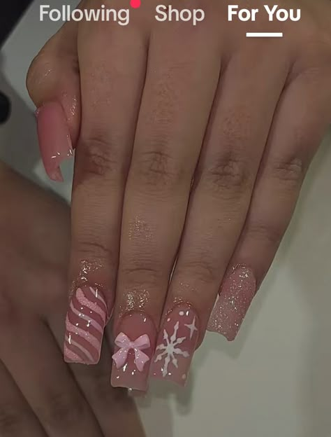 Christmas Nail Ideas Square Shape, Pink Christmas Nails French Tips, Winter Wonderland Nails Acrylic Pink, Pink Nails Snowflakes, Pink Christmas Nails Acrylic Short, Pink Acrylic Christmas Nails, Christmas Nails Square Medium, Christmas Nail Ideas Pink, Pink Christmas Nails Square