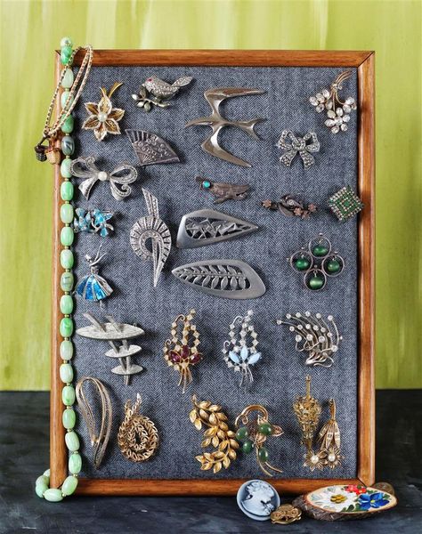 emuse: How to make a brooch frame                                                                                                                                                                                 More Displaying Brooches, Brooch Frame, Frame Jewelry Organizer, Brooch Display, Diy Brooch, Jewellery Storage Display, Create A Capsule Wardrobe, Jewelry Display Ideas, Pin Display