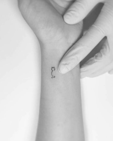 Tiny Cat Tattoo, Minimalist Cat Tattoo, Cat Tattoos, Petite Tattoos, 강아지 그림, Small Hand Tattoos, Classy Tattoos, Discreet Tattoos, Dainty Tattoos